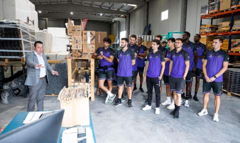 El gerente de Proinbeni, Andrés Ferrer, muestra las instalaciones a la plantilla. El gerente de Proinbeni, Andrés Ferrer, muestra las instalaciones a la plantilla.