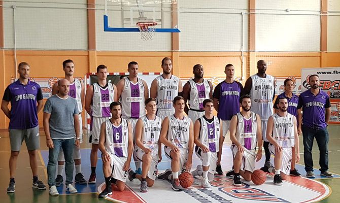 Jugadores y técnicos en la final de la Lliga.