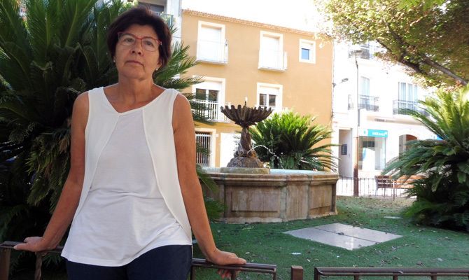 Rosa Tormos en la plaça Loreto, en el centre històric de Gandia. / Foto: J.C.