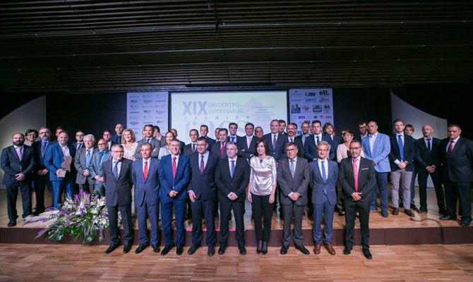 Foto de grupo con autoridades y premiados.