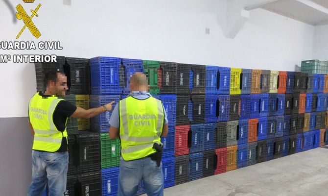 Los agentes con el material incautado.