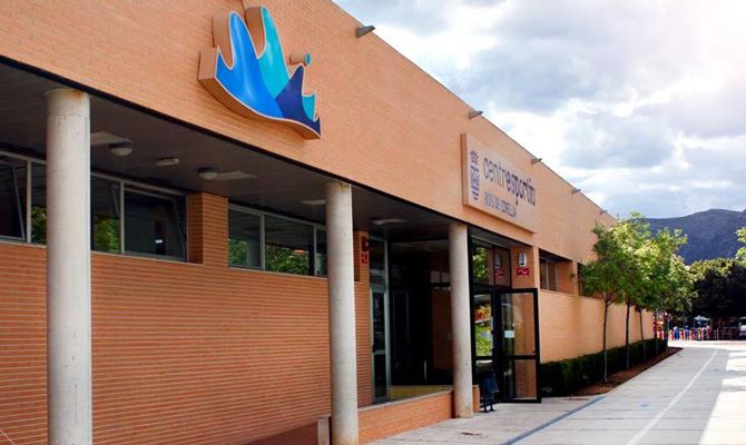 Acceso del centro deportivo.