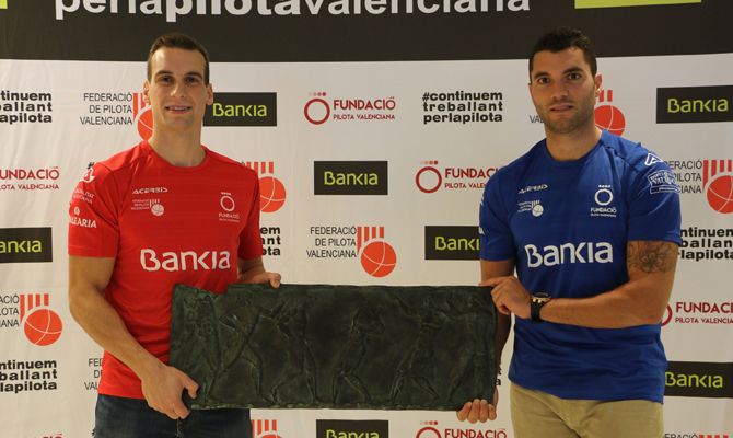 Moltó y Marrahí con el friso griego.