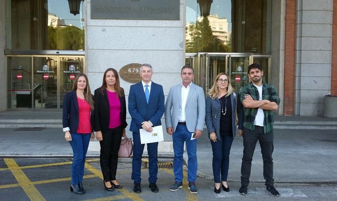 El alcalde y los portavoces de los grupos políticos ante el Ministerio de Fomento.