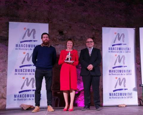 Mavi Mestre arreplega el guardó.