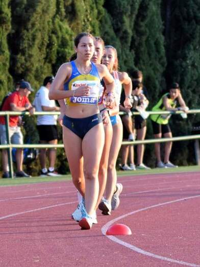 Ángela Casanova, primera en los 3.000 metros marcha. / Foto: José Miguel Barrios.