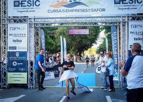 Llegada de Gema Ibáñez, primera mujer de la categoría individual.