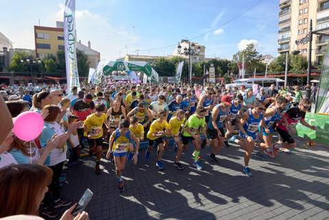 Salida de la Carrera Contra el Cáncer de Gandia, el domingo. / Foto: Natxo Francés.