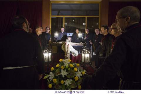 Bajada del Cristo en la iglesia del barrio de Corea.