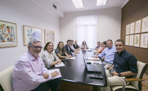 Reunión del equipo de trabajo. / Foto: Àlex Oltra.