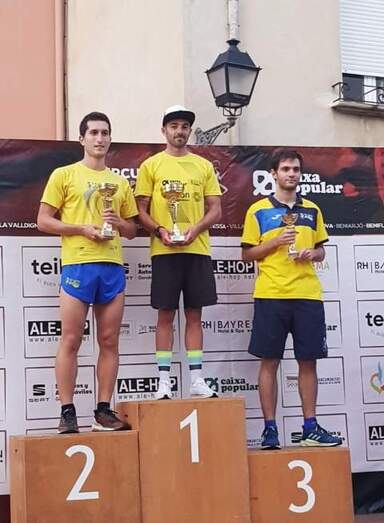 Podio de la categor&iacute;a senior masculina en la Volta a  Peu a Vilallonga, con Carlos Ferrando, Salva Gomar e Iv&aacute;n Ferrer.