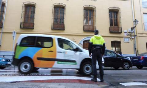 Un vehículo pasa por la calle Carmelites. Un vehículo pasa por la calle Carmelites.