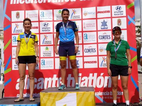 Mar&iacute;a Bosc&agrave; en el podio de Veteranas del Alicante Triatl&oacute;n.