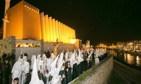 Procesión del Descendimiento en el Grau de Gandia. / Foto: Àlex Oltra. Procesión del Descendimiento en el Grau de Gandia. / Foto: Àlex Oltra.