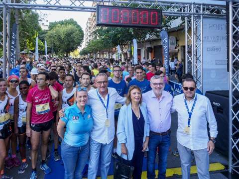 Autoridades municipales y organizadores, momentos antes de dar la salida.