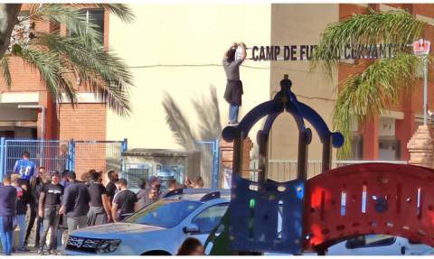 Hinchas de GandiBlues colocan pegatinas en el acceso al campo de f&uacute;tbol.