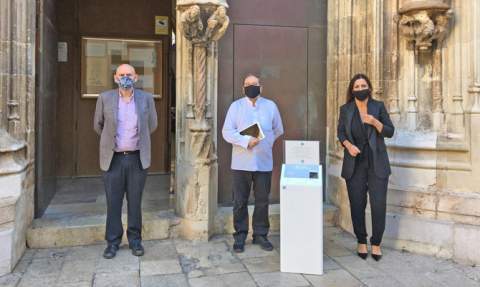 De izquierda a derecha Francisco Sanz, tesorero de C&aacute;ritas de Gandia, Jos&eacute; Cascans, can&oacute;nigo de la Colegiata y Roc&iacute;o Garc&iacute;a, directora de Banca de Instituciones de CaixaBank en la C. Valenciana.