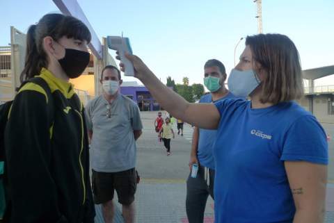 Entrada de Empar al polideportivo de Gandia para un entrenamiento, con el pertinente control de temperatura. Detrás, con camiseta gris, su padre, Julio.
