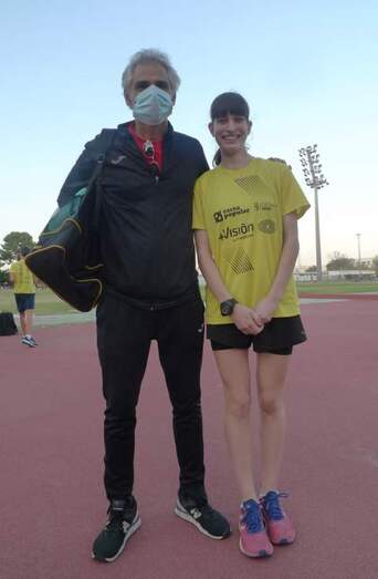 Empar con su entrenador, Andrés Denia, en la pista de Gandia.