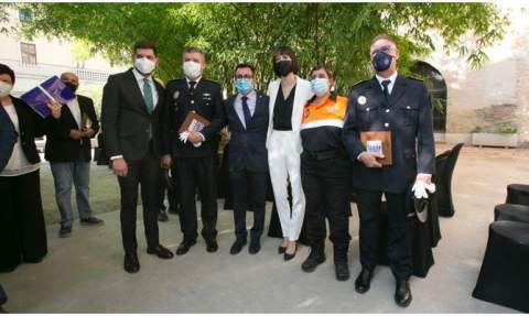 Autoridades con representantes de la Polic&iacute;a y Protecci&oacute;n Civil.