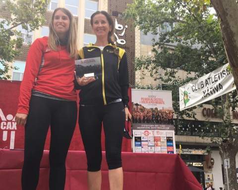 Mar&iacute;a Bosc&agrave;, a la derecha, en la Pujada al Castell de X&agrave;tiva.