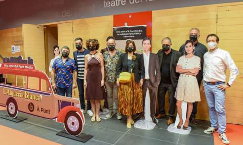 Preestrena del cap&iacute;tol a Castell&oacute; amb actors de la s&eacute;rie.