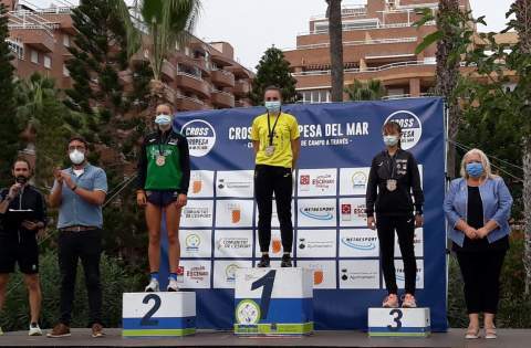 Neus Sansaloni en el podio del Cross de Oropesa.