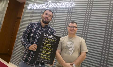 Nahuel González i Joan Fuster davant del neó del Serrano. Nahuel González i Joan Fuster davant del neó del Serrano.