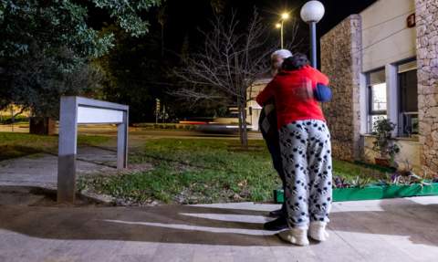 Un voluntario de Cáritas y una persona sin hogar se abrazan en el CAI. / Foto: Àlex Oltra. Un voluntario de Cáritas y una persona sin hogar se abrazan en el CAI. / Foto: Àlex Oltra.