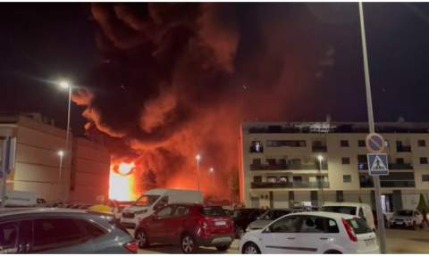Vista del incendio desde el aparcamiento junto al ayuntamiento.
