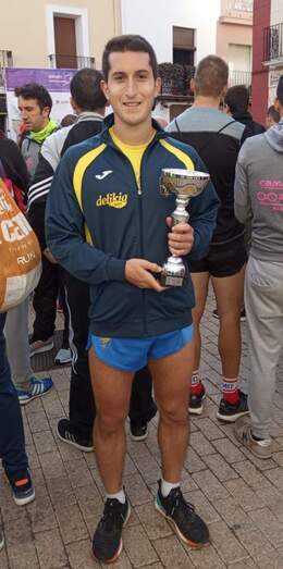 Salva Gomar en Beniarj&oacute; con el trofeo.