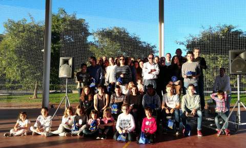 Foto de grupo con los socios premiados en la fiesta del club, el domingo pasado en Gandia.