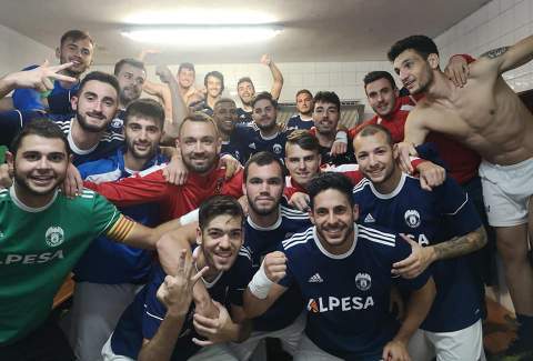 Los valleros, tras el partido.