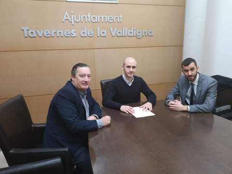 El alcalde, en el centro, tras la firma del préstamo.