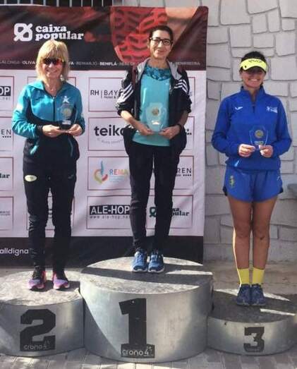 Podio de Veteranas D, con Carmen Sala, Irene Calabuig y Suni Perales.