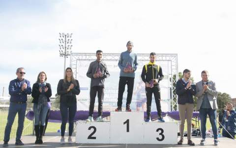 Podio absoluto masculino de la Mitja de Gandia, con Nizar Lakhlifi, a la derecha. / Foto: Àlex Oltra.