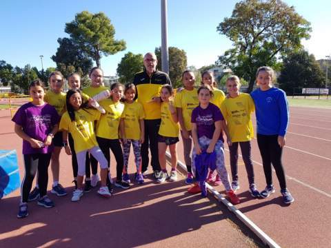 Miguel Ángel Soler, entrenador del CA Safor Teika, con sus alumnos.