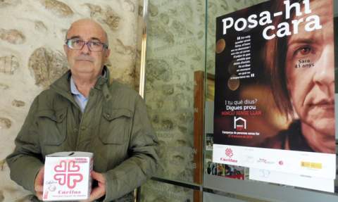 Mahiques en la seu de Cáritas de Gandia, amb una vidriola. / Foto: J.C. Mahiques en la seu de Cáritas de Gandia, amb una vidriola. / Foto: J.C.