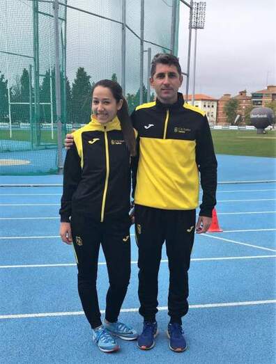 Ángela Casanova con su entrenador, Pau Roig, en Toledo.
