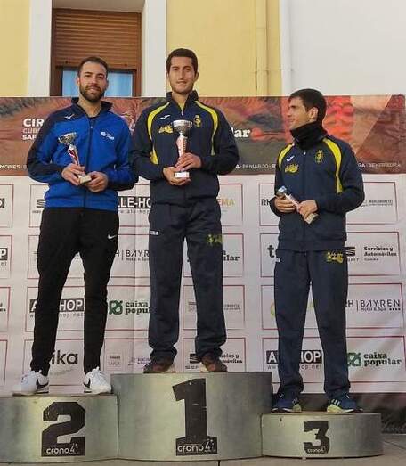Podio Senior masculino en Beniarjó, con Salva Gomar, Salva Marrahí (CA Gandia) e Iván Ferrer.