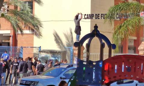 Hinchas de GandiBlues colocan pegatinas en el acceso al campo de f&uacute;tbol, el pasado 18 de octubre.
