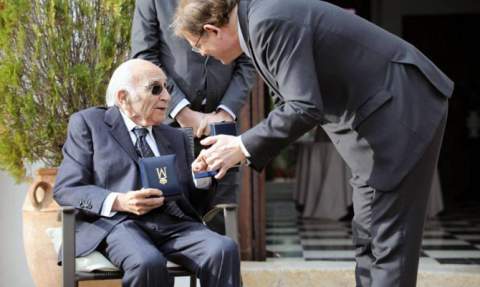 Brines recibe la Alta Distinción de la Generalitat de manos de Puig en Oliva, en diciembre de 2019. Brines recibe la Alta Distinción de la Generalitat de manos de Puig en Oliva, en diciembre de 2019.