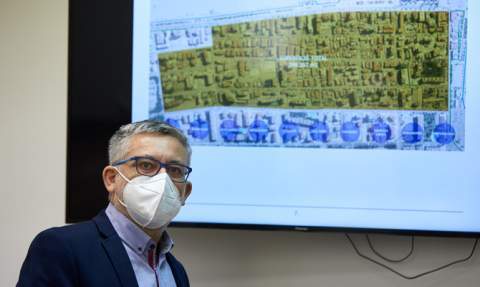 Alandete, ante el mapa de la zona afectada.