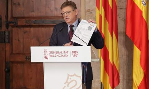 Puig con un certificado covid en rueda de prensa.