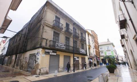 El edificio frente al Palau Ducal.