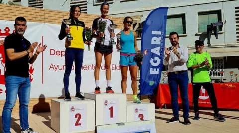 Neus Mas en el podio de la 5K Ciudad de Elda.