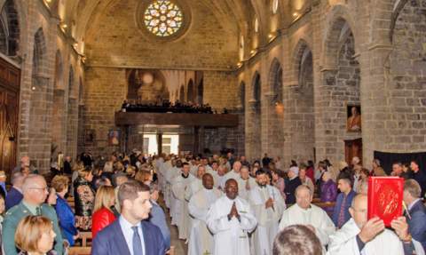 Entrada de los sacerdotes a la Colegiata. Entrada de los sacerdotes a la Colegiata.