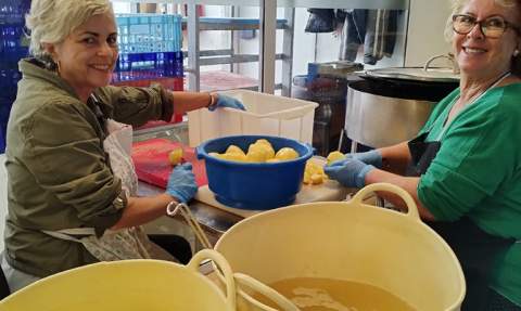 Voluntarias cocineras en el comedor social de Gandia. Voluntarias cocineras en el comedor social de Gandia.