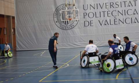 Un partido de fútbol en silla de ruedas. Un partido de fútbol en silla de ruedas.