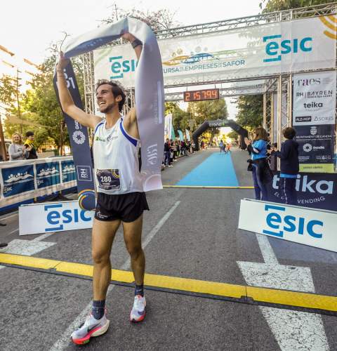 Vicente Bel·lán gana la Cursa de les Empreses de la Safor-ESIC en Gandia. / Foto: Col. La Noria.